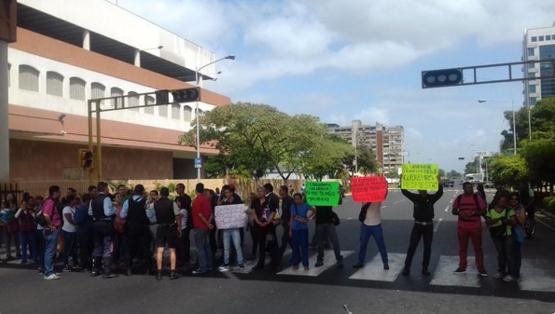 usa_Rvzla's tweet photo. #29F2016 EN GUAYANA GRUPO DE COMERCIANTE SALEN A LA CALLE A PROTESTAR POR CORTE DE LUZ #GAR @InfoVzlaNet @NaranjaRA https://t.co/FlxoRBDL8o