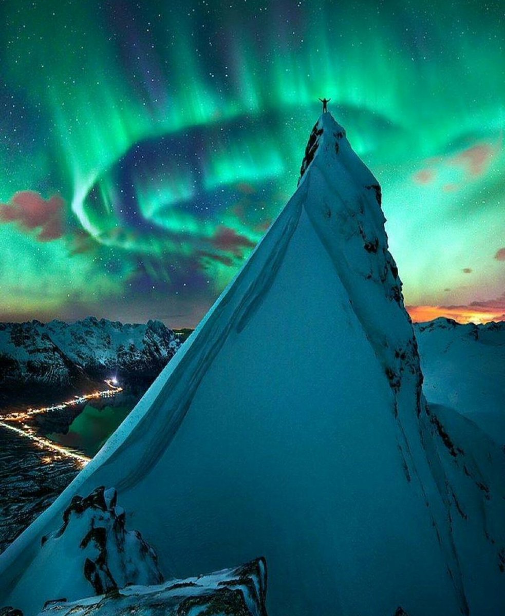 LugaresConMagia's tweet photo. Aurora Boreal en Svolvaer, Noruega. https://t.co/yBsqYH8HP8