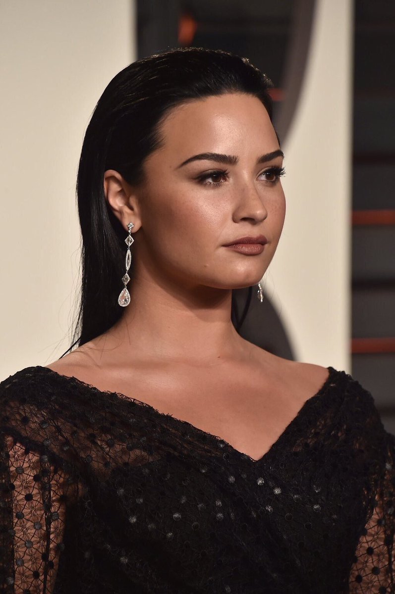 demetriastrengh's tweet photo. Olha que mulher mais linda meu deus #StoneColdMusicVideo https://t.co/kwl8UnTWz1