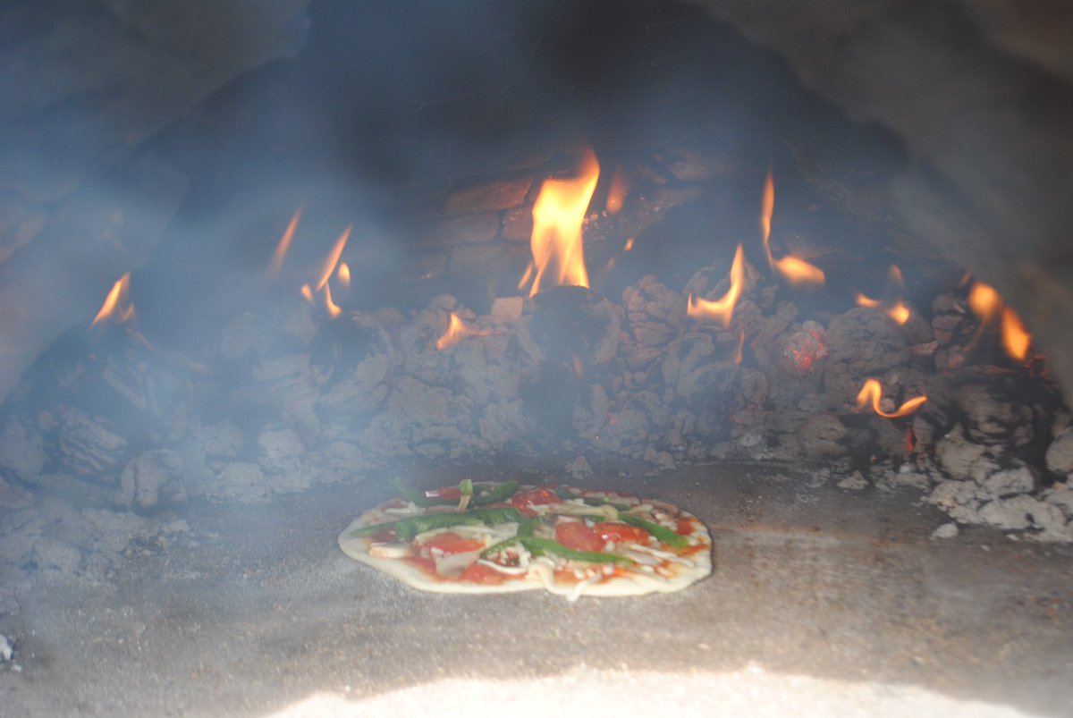 GWS_Learning's tweet image. To celebrate the #leepday we cooked pizzas in our outdoor wood fired pizza oven at Iver Environment Centre - tasty