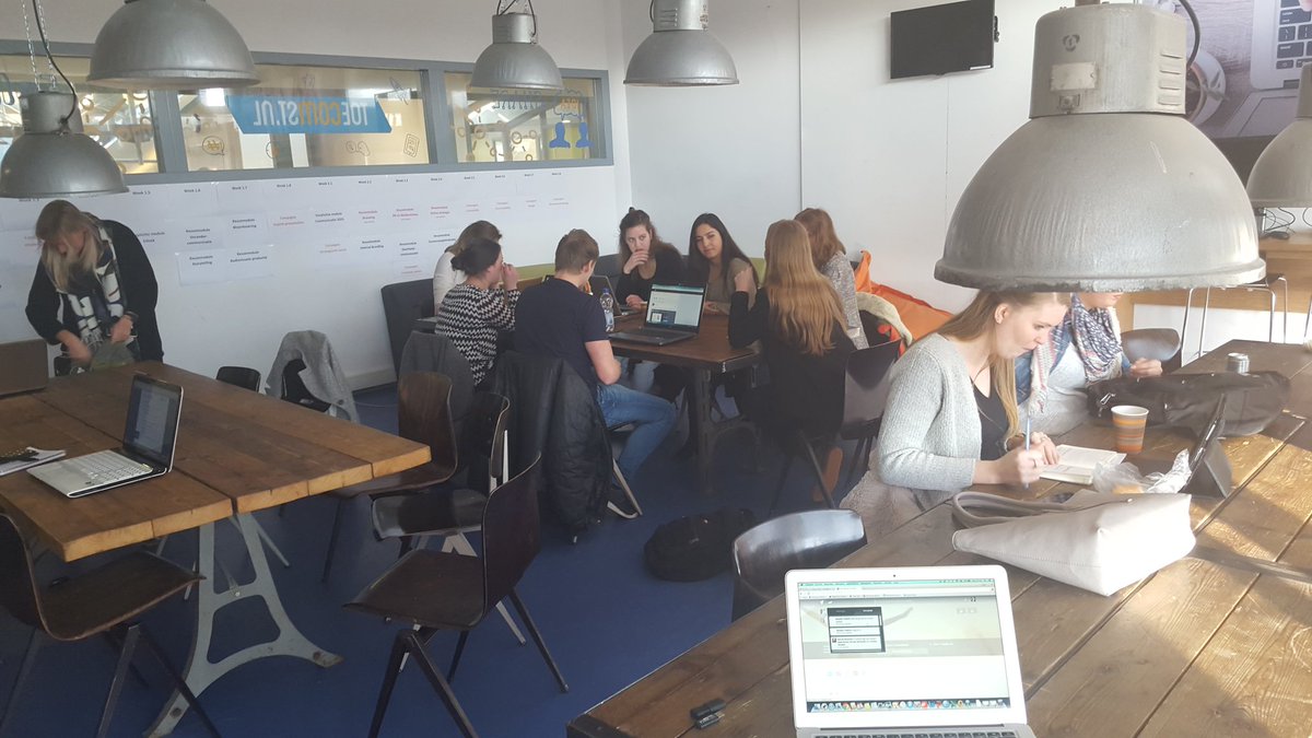 Studenten van @HAN_opleidingCO  aan de slag na onze les Content Strategie.