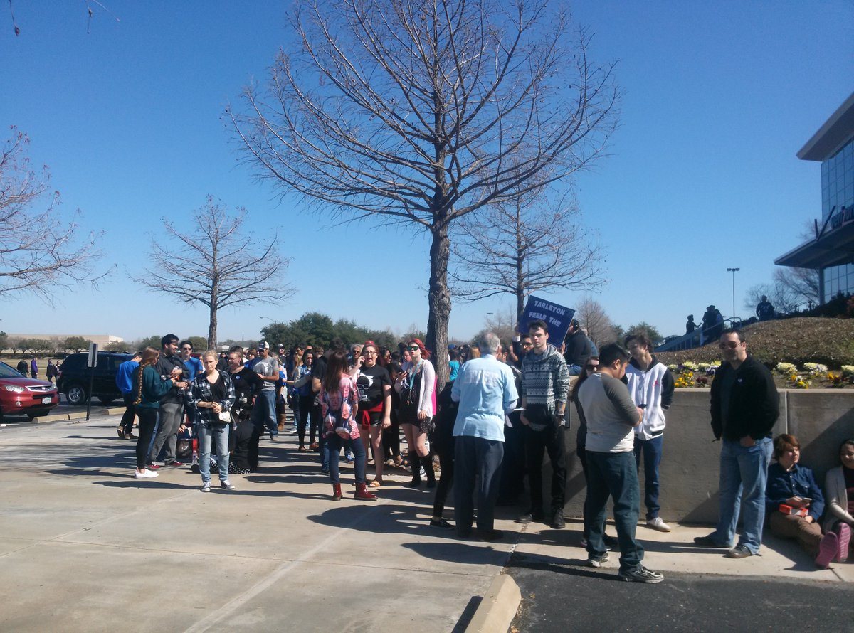 TXAgainstTrump's tweet photo. The crowd was massive. Two lines wrapping around the building, one wrapping around the parking lot. #BernieInDallas https://t.co/b5yYaCzXQw