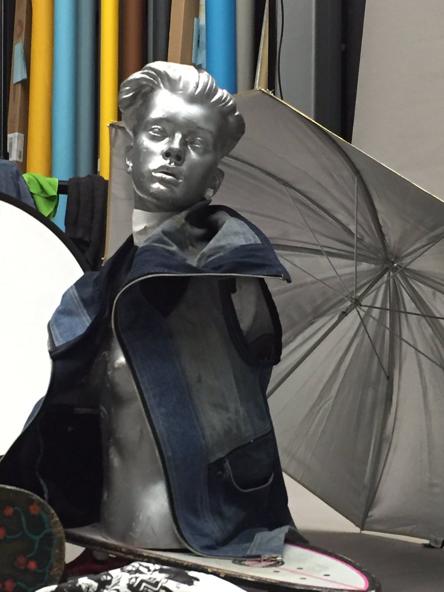 Vihreekala's tweet photo. "Oh, how I wish I had legs so I could use Vihree kala jeans..." #poorguy #makingof #cheapmodel #fabulous https://t.co/5XGJ3GwZqj