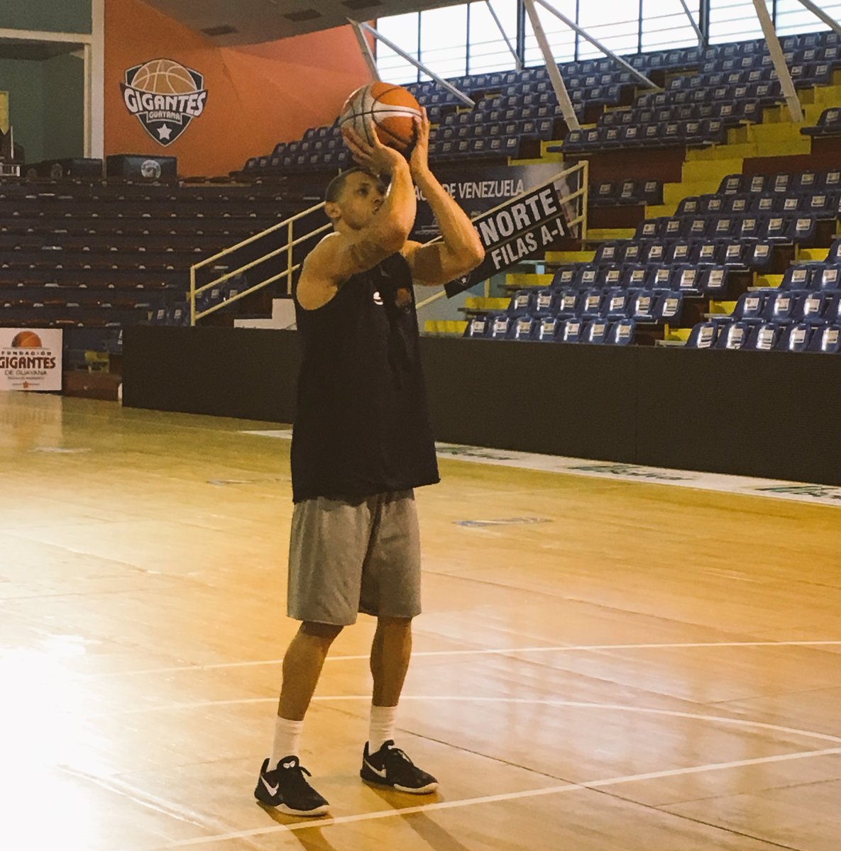 gigantesguayana's tweet photo. Irving Núñez durante la sesión de tiros de esta mañana #CorazónDeCampeón #VamosConTodo https://t.co/EZiGB6IQGz