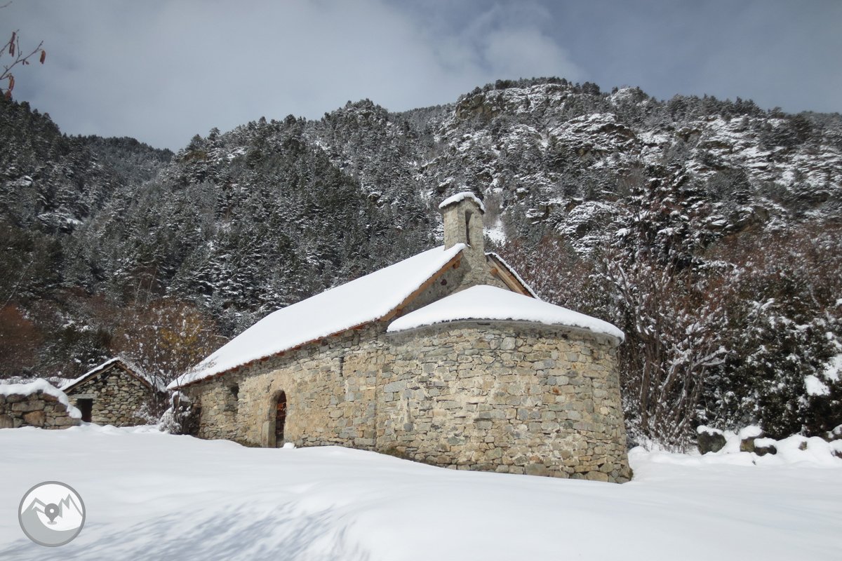 Así de nevada estaba la ermita de Sant Nicolau este sábado!!! #valledeboi #nieve #rutaguiada #rutaspirineos