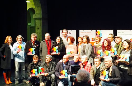 EscenaFamiliar's tweet photo. #FETEN2016 premia @Farresbrothers, L'#EstaquirotTeatre i @ateneu9b. Tenim les declaracions! https://t.co/iort3Og0HT https://t.co/IdTxFbgQBX