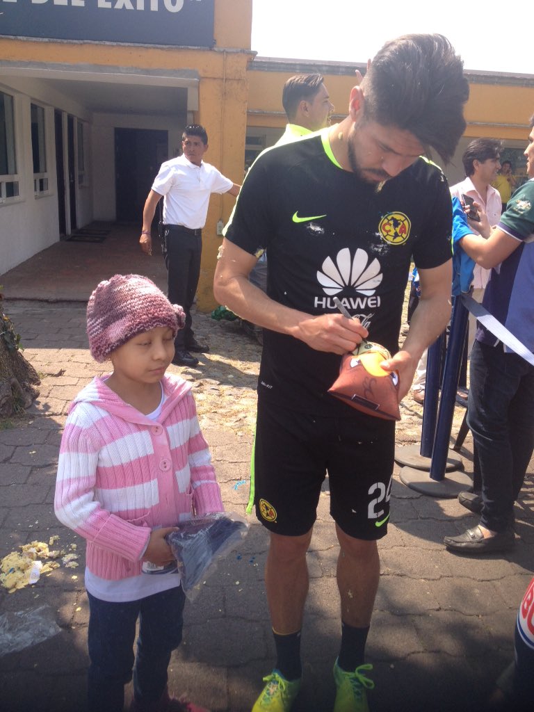 masmagiamasvida's tweet photo. Gracias @OribePeralta por tu humildad y trato con los guerreros @ClubAmerica @rrprodctor #cancerwarriors https://t.co/vGuwgvcO9d