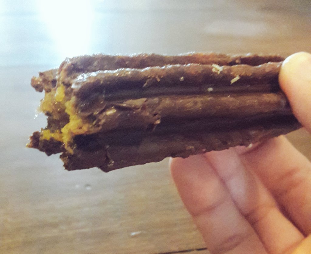 _ShuDenise's tweet photo. No es que quiera presumir que me estoy comiendo un churro con dulce de leche bañado en chocolate, pero... https://t.co/D4nvCQCDHe