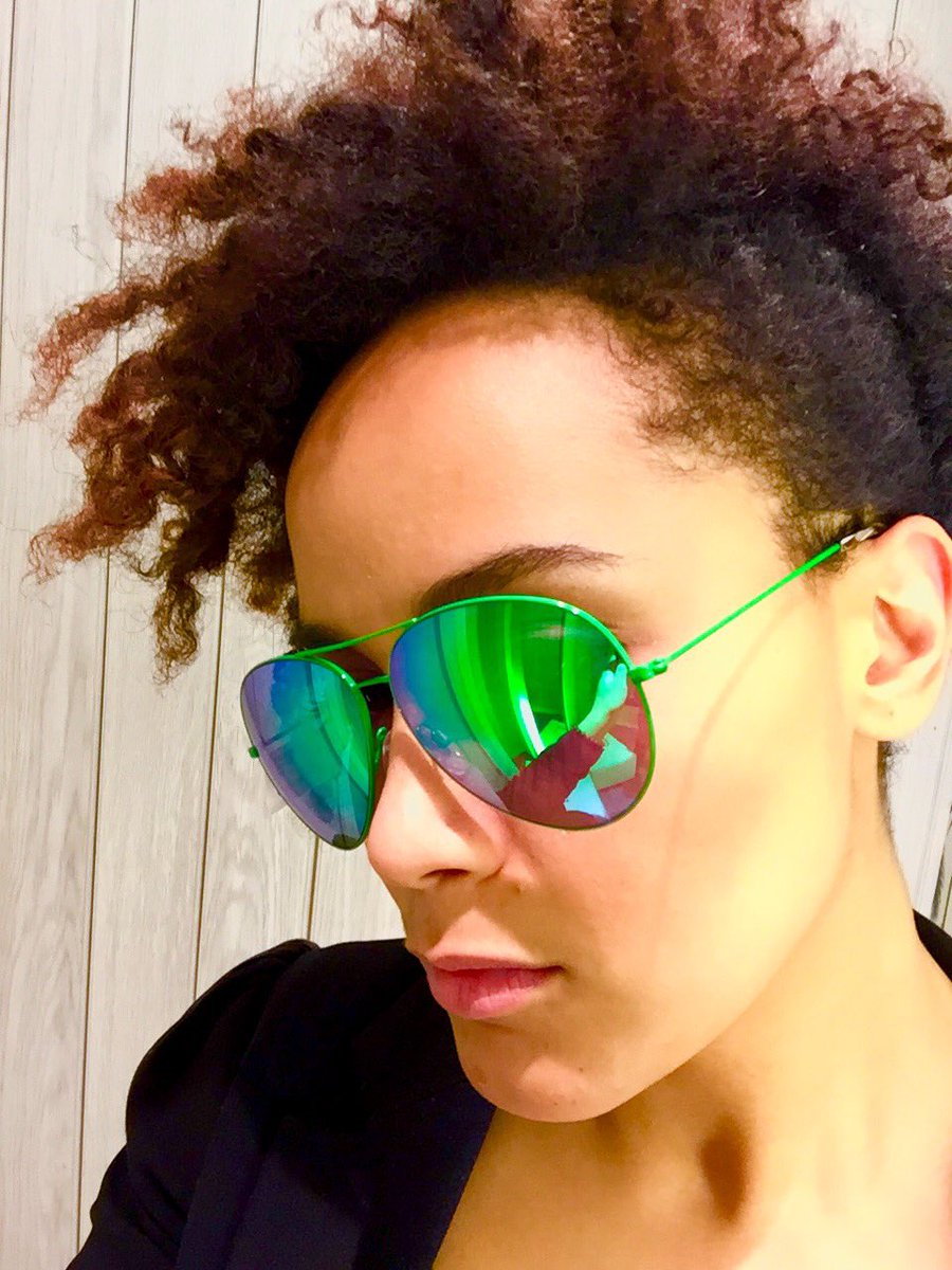 Bright colours wake you up on a snoozy Monday! Fizzy green in Victoria Beckham 👌😎 <a href="/LUXclusives/">LUXury</a>