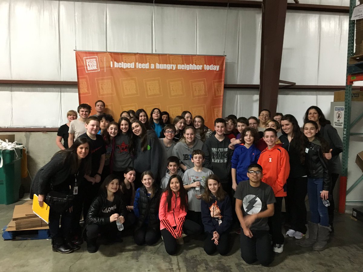 JamieMall's tweet photo. 7th grade students helping to feed a hungry neighbor. #helpie #engage109 #sms https://t.co/X7CGQEKAKZ