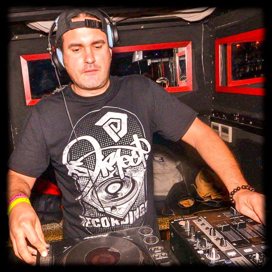 Go grab yourself a t-shirt &amp; FREE download of 'The Remixed EP' direct-recordings.com/turntable-t-sh… #tshirt #dnb #RT