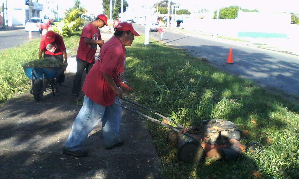 ProgramasRBA's tweet photo. Esta mañana Iniciando la semana con limpieza en la capital, Av. Erick Paolo con Av. 4 de Marzo. @betoborge https://t.co/oWcIn2u5j0