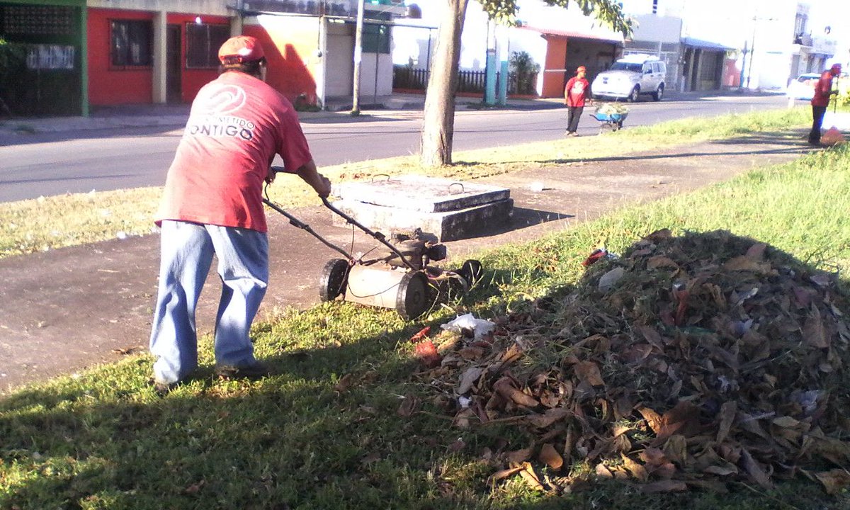 ProgramasRBA's tweet photo. Esta mañana Iniciando la semana con limpieza en la capital, Av. Erick Paolo con Av. 4 de Marzo. @betoborge https://t.co/oWcIn2u5j0