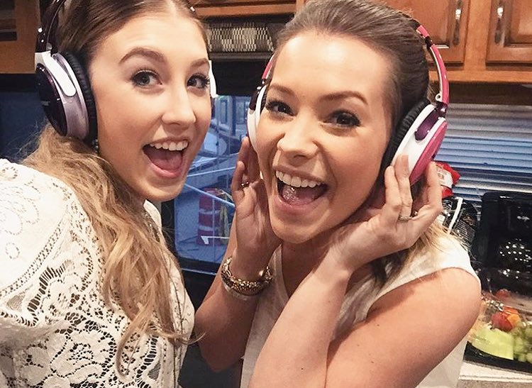 MaddieTaeMusic's tweet photo. These girls are ready for their long flight to Europe! 😛 @MaddieandTae https://t.co/0N0bHvoelT