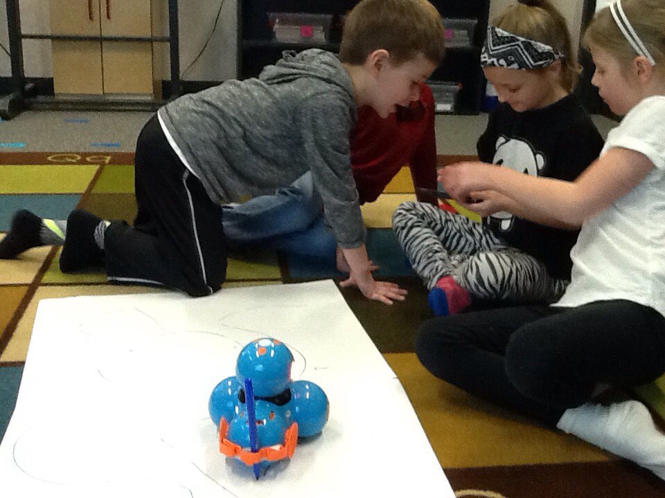 HESKaufman's tweet image. Using 2D shape attributes to code and draw with dash #mathgroup