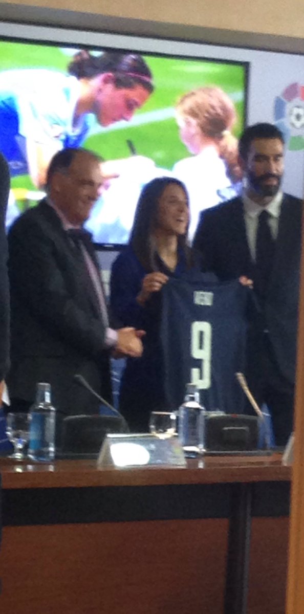 AR10Sports's tweet photo. En la presentación de @VeroBoquete como primera embajadora de @LaLiga #Futfem https://t.co/uUUDt2L3MC