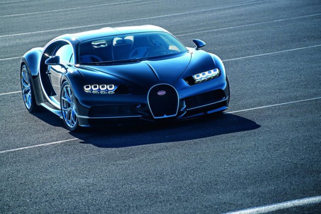 motorpasion's tweet photo. 1.500 CV. 1.600 Nm y 420 km/h. Así es la tarjeta de presentación del Bugatti Chiron. https://t.co/Gb5rSXHXxk https://t.co/gaSjHkFQdy