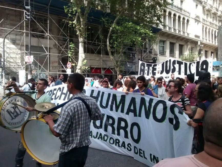infonews's tweet photo. Toman el edificio del Inadi por despidos masivos → https://t.co/03dBSr0xVQ https://t.co/ISdk1tWWtb