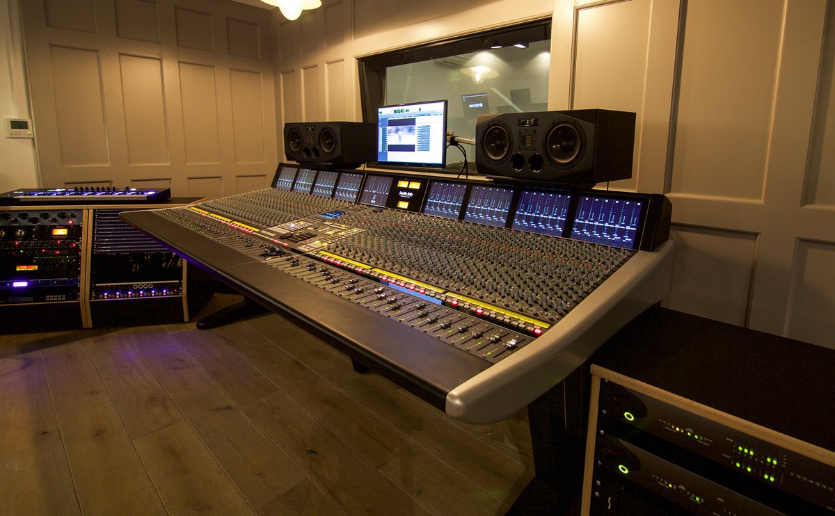 solidstatelogic's tweet image. We are delighted to welcome @Point_Blank Music School to the SSL family! #DeltaControl bit.ly/21xp4wZ