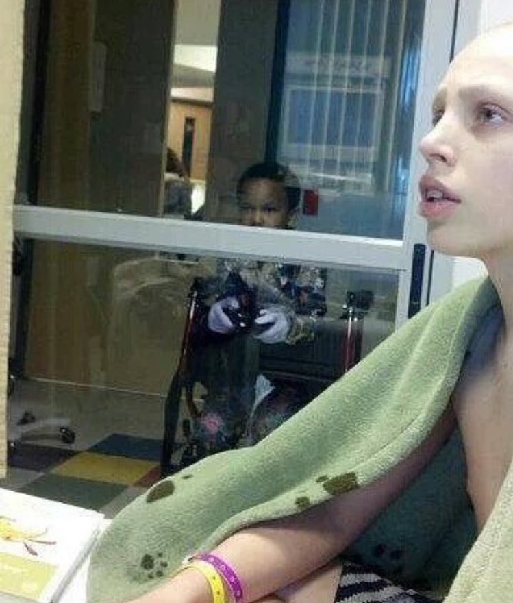 أُصيب طفل بالسرطان ولسوء حالته تم وضعه بالعزل ورغم ذلك لم يتركه صديقه واستمر بزيارته واللعب معه، هذه هي الصداقه 👌🏻