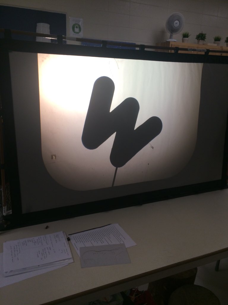 wander4wonder1's tweet image. We&apos;re learning about shadows - how to make them big &amp;amp; blurry or big &amp;amp; clear. #puppetpower