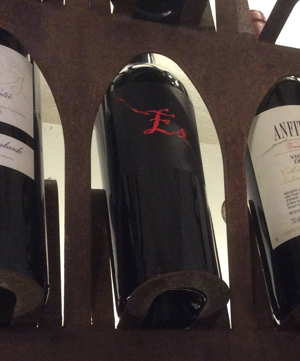 Ecco #Es, nel #Wall Of #Wine di #Primo. Secondo le maggiori #guide, è il #miglior #rosso d'#Italia.

#Lecce #Salento