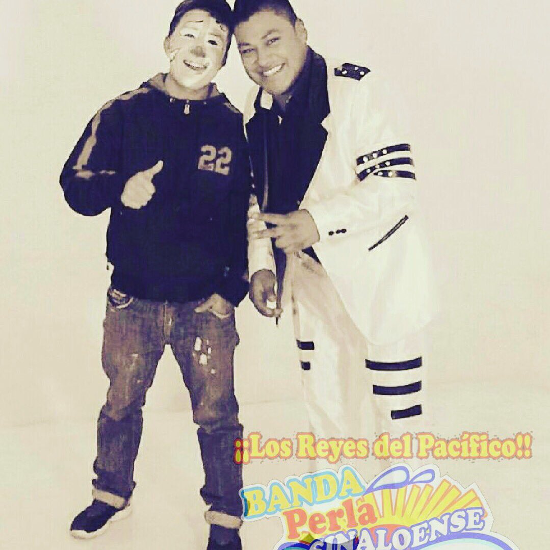 PerlaSinaloense's tweet image. Noé (trompeta), aprendiendo nuevo oficio, Jajajaja!!! #LosReyesdelPacifico