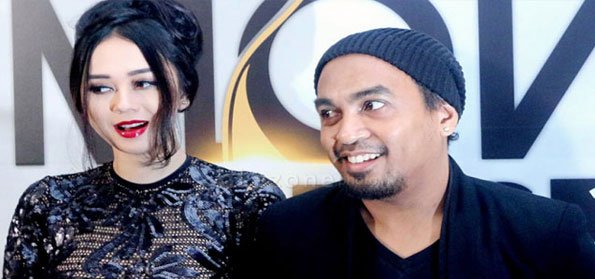Aura Kasih dan Glenn Fredly Tunda Nikah Demi Karir -  arenamusik.com/infotainment/a…