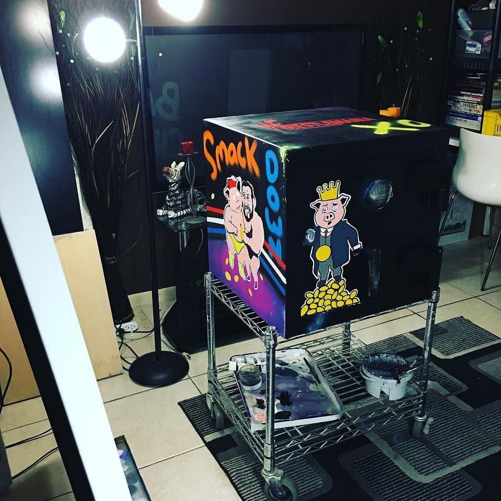 clino_ch's tweet photo. S M A C K D O W N 🐷 #bankking #sneakpeak #wrestlemania #customsafe #luxury #tailored #excl… https://t.co/hzrLopCy1t https://t.co/7m0v4l4D2w