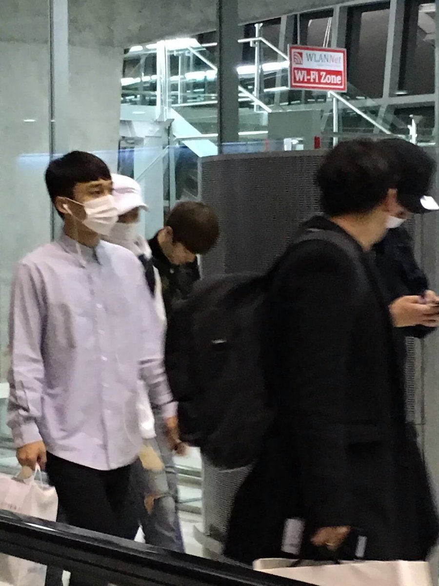 amyours__'s tweet photo. #chanyeol #chen #WelcomeEXOtoThailand https://t.co/nZzCrD5N13