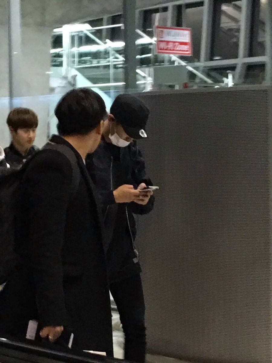 amyours__'s tweet photo. #chanyeol #chen #WelcomeEXOtoThailand https://t.co/nZzCrD5N13