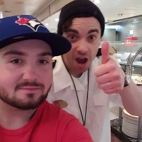 ParamoreMR's tweet photo. #PARAHOY
Photos of Taylor York with fans.
📷[taken by fans] https://t.co/NgwipusYa8