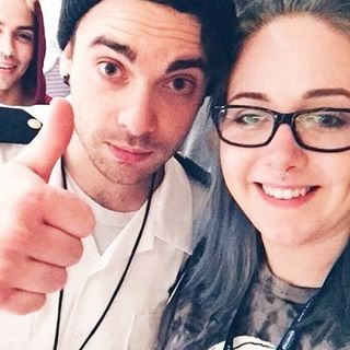 ParamoreMR's tweet photo. #PARAHOY
Photos of Taylor York with fans.
📷[taken by fans] https://t.co/NgwipusYa8