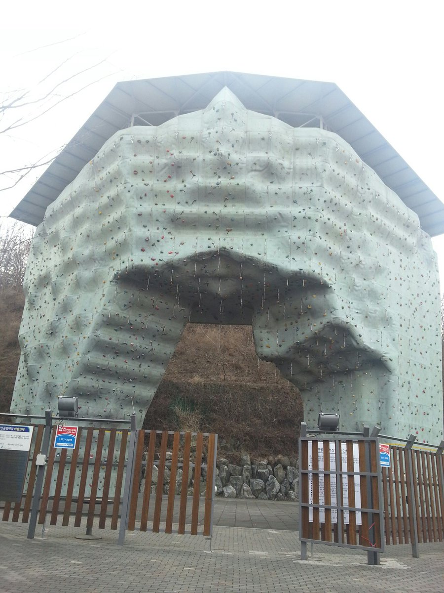 #성남시
판교공원내 인공 암벽장입니다
안전모와 장비. 시설물 정비하였으니
많이들 이용해 주세요^^