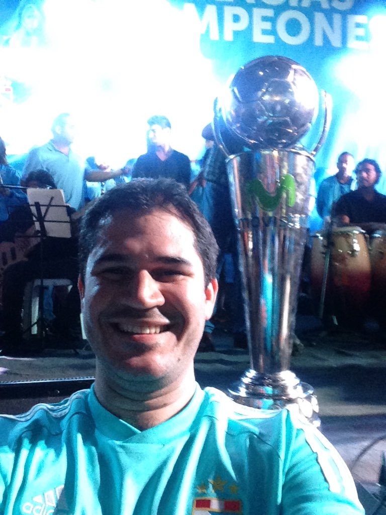imayandia's tweet photo. @DIASDEFUTBOLCMD @centralcmdperu #SorteoDDF celebrando el título https://t.co/Q4Yaq98Zni