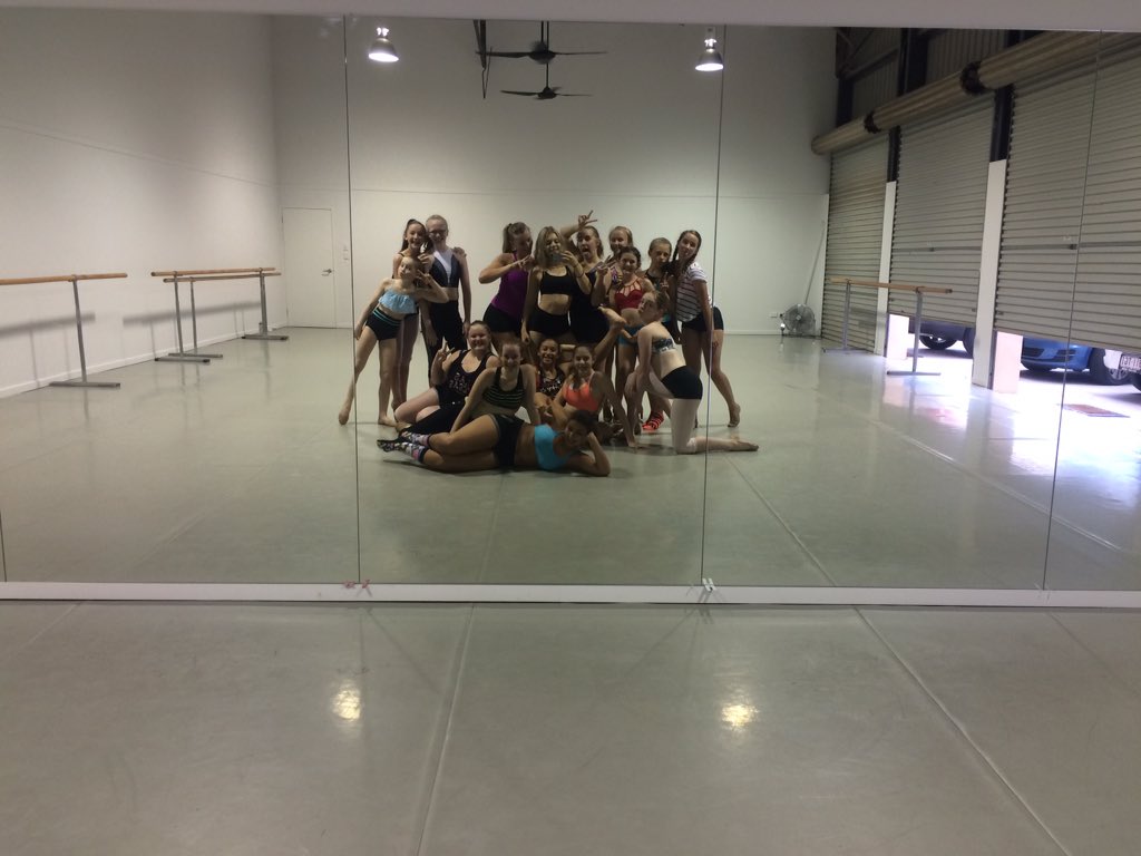 projectmdancer's tweet image. New studio, new mirrors to take selfies in!!!