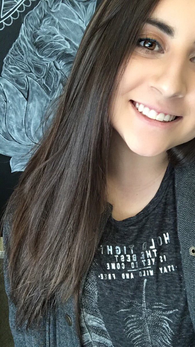 MiaDanielle27's tweet photo. Posting selfies is such a confidence killer but I love these https://t.co/RYRcQtjOoy