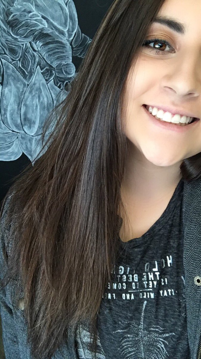 MiaDanielle27's tweet photo. Posting selfies is such a confidence killer but I love these https://t.co/RYRcQtjOoy