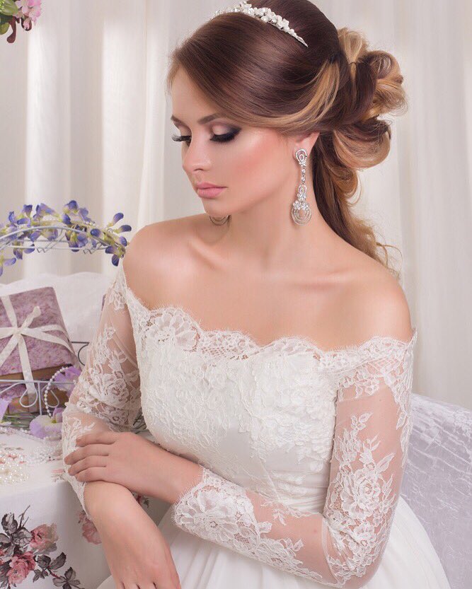 sensiblebride's tweet photo. Stunning bride #obcessed #beautiful #bride #weddingdress #inspiration #details #accessories #lace #hair #makeup https://t.co/YFpfGAmkeM