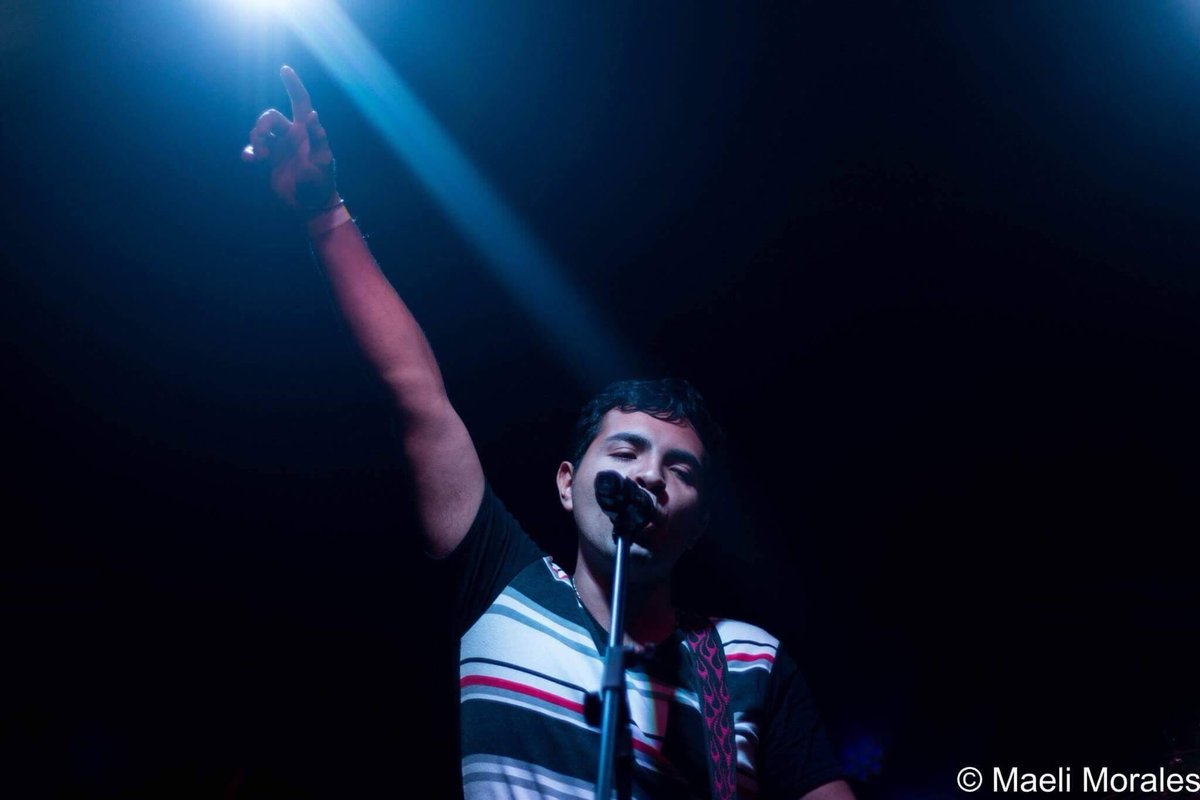 fernandobarker's tweet photo. Tocando la luz. Bladimir Rangel. 
Foto: Maeli Morales. 
#nicotina23 #blancocenizotour https://t.co/u2djpOx34c