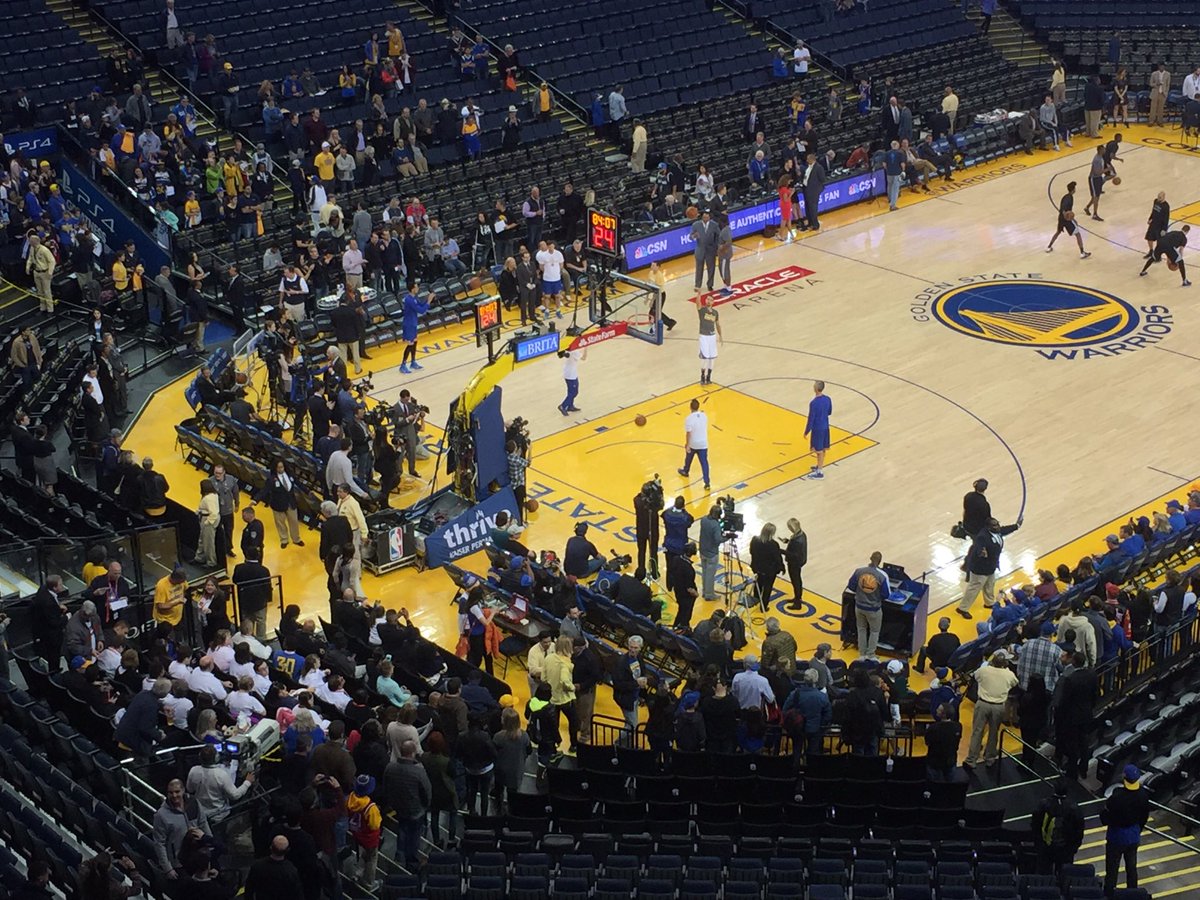 everybodyisstar's tweet photo. Front row, watching @StephenCurry30 warm up! #OracleZone @warriors #EIAS https://t.co/G2npgkHPNQ