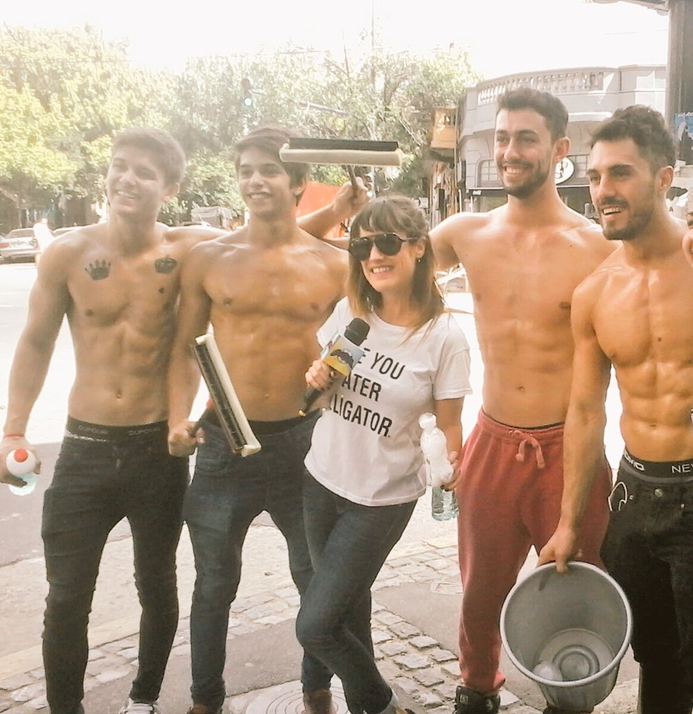 AbrilRabassa's tweet photo. @combatearg Mientras algunos entrenaban, Otros lucían su excelente físico en medio de la calle ; ) y en CUERO! X fav https://t.co/n1tao880H0