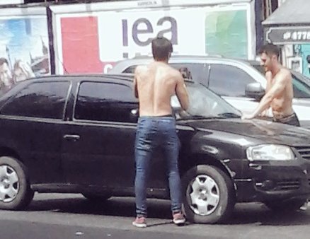 AbrilRabassa's tweet photo. @combatearg Mientras algunos entrenaban, Otros lucían su excelente físico en medio de la calle ; ) y en CUERO! X fav https://t.co/n1tao880H0