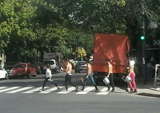 AbrilRabassa's tweet photo. @combatearg Mientras algunos entrenaban, Otros lucían su excelente físico en medio de la calle ; ) y en CUERO! X fav https://t.co/n1tao880H0