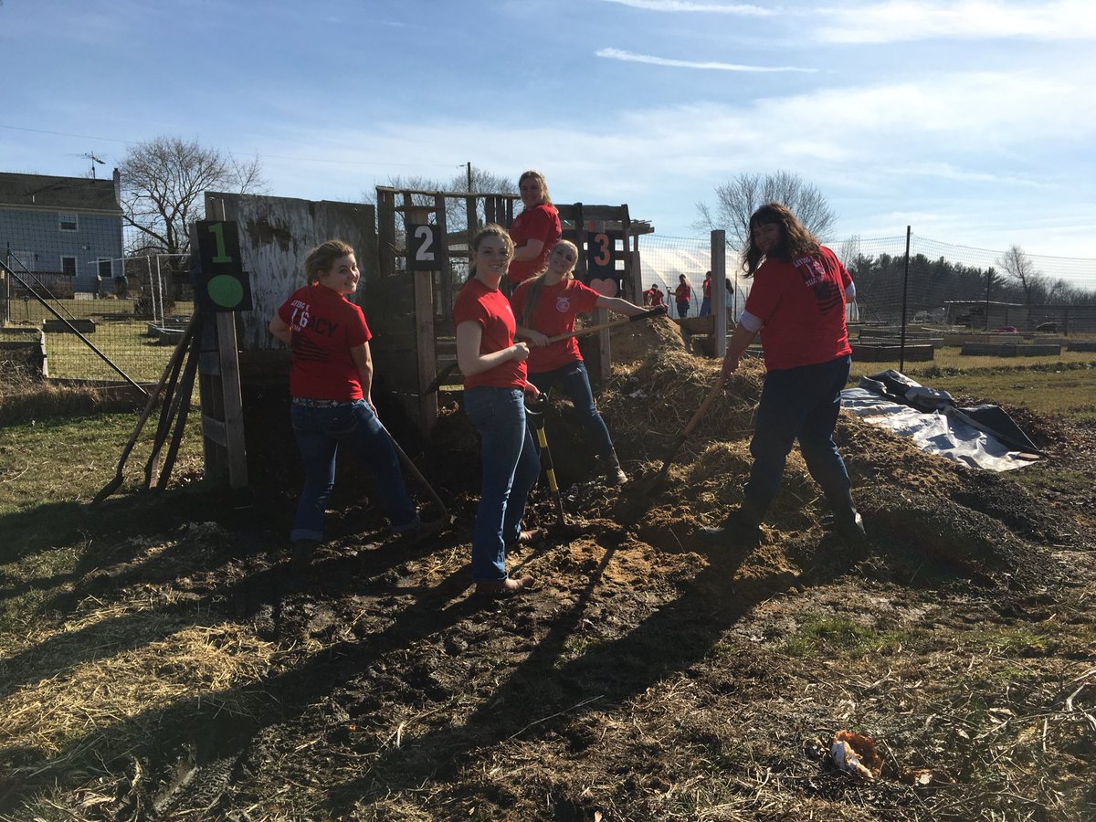 LCCTCFFA's tweet photo. Community Service at Hope Spring Farm #SLLC2016 #livingtoserve #APST2k16 https://t.co/5OzqGk69Hm