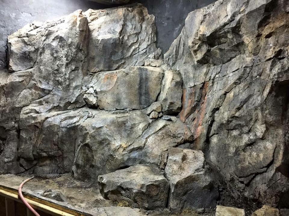 DecoConcDesign's tweet image. #carvedrock #rocksculptor #verticalhardscapes #biolith #zooexhibits #grottos