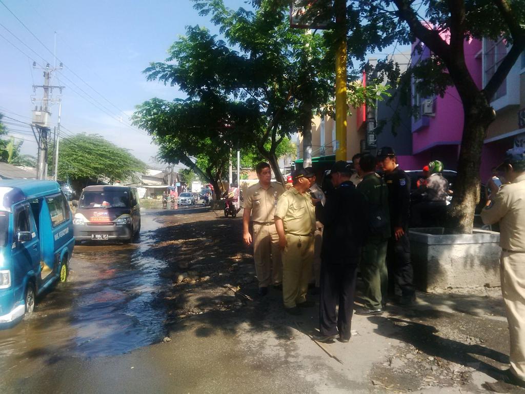 TaposTerbaik's tweet photo. Camat Tapos, KaBMSDA, Lurah Sukatani, Sukamaju baru, LPM, RT, RW  monitor genangan air di dpn perum D Bale Arcadia https://t.co/rjYglPBu80
