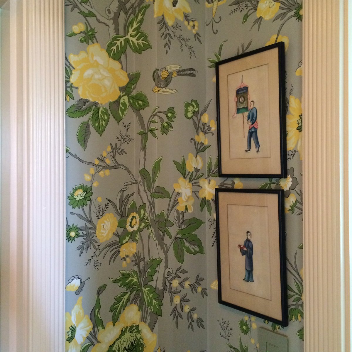 JOliverNixon's tweet photo. Wallpaper from @Thibaut_1886 pairs swimmingly with painted trim from @Benjamin_Moore. #printscharming #onlythiscan https://t.co/3ynUOKuYq4