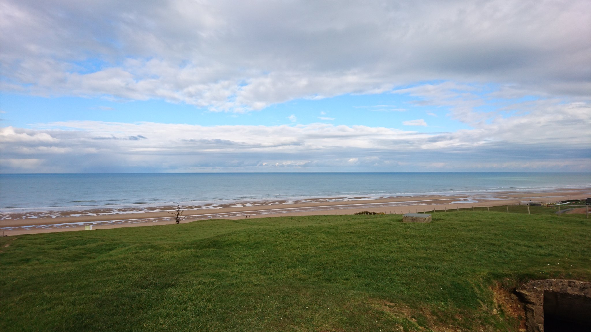 幣束 オマハビーチ どこにでもある綺麗なフランスの浜辺 ですがこの浜は72年前の6月6日 戦史上最大の作戦といわれる第二次世界大戦のノルマンディー上陸作戦に於いて最大の激戦地となった浜辺です 最前線のアメリカ軍の死傷率は50 を超えた T 幣束 オマハビーチ どこにでもある綺麗なフランスの浜辺 ですがこの浜は72年前の6月6日 戦史上最大の作戦といわれる第二次世界大戦のノルマンディー上陸作戦に於いて最大の激戦地となった浜辺です 最前線のアメリカ軍の死傷率は50 を超えた T