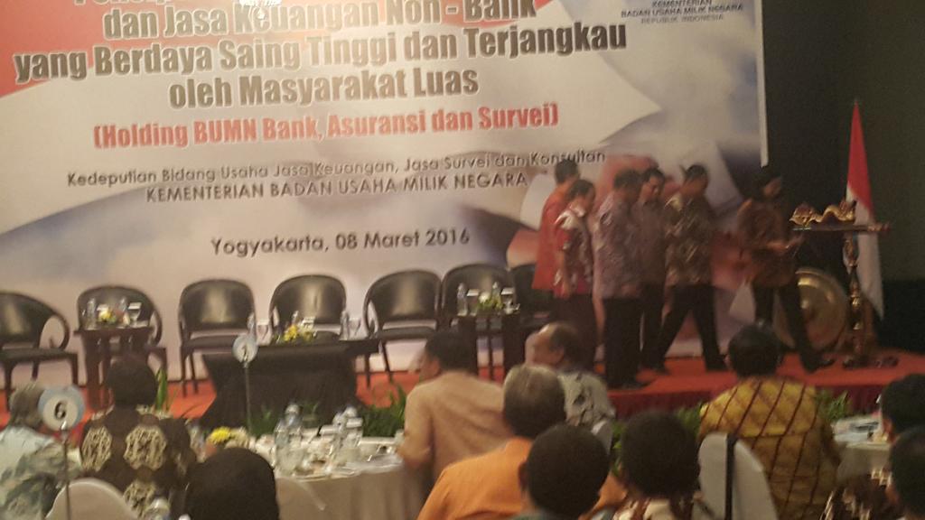 bumn_idn's tweet photo. Dengan memukul gong, workshop holding bumn bank, asuransi dan survei resmi dibuka @ASABRI_PERSERO @pt_jasaraharja https://t.co/NXyjQGbSMc